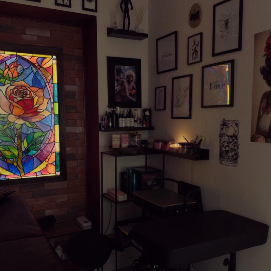 tatuaż graficzny na przedramieniu – Glori Story Tattoo Ząbki