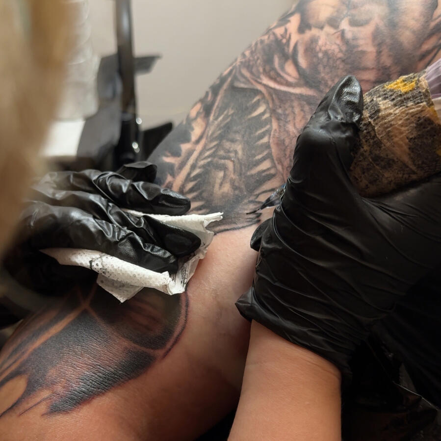 Tatuaże graficzne w czerni tatuaż graficzny na przedramieniu – Glori Story Tattoo Ząbki